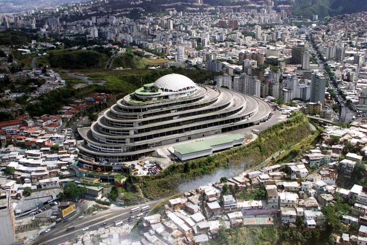  El Helicoide - удивительный торговый центр, преобразованный в тюрьму. Находится в столице Венесуэлы - Каракасе.