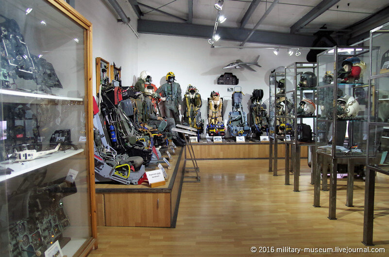 1. Отдельный зал с катапультируемыми креслами и лётной амуницией