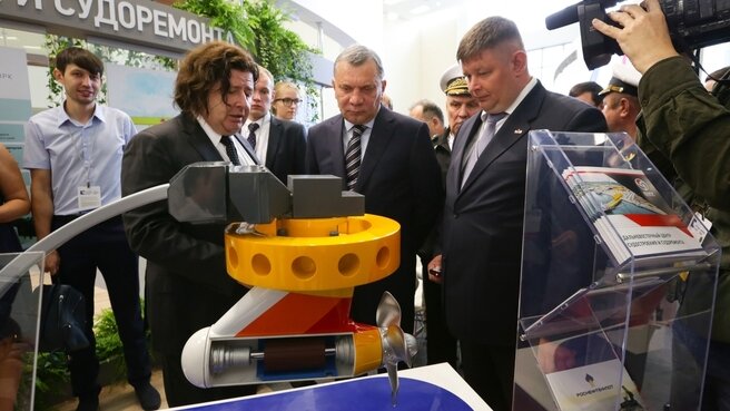 Юрий Борисов изучает макет ВРК завода "Сапфир" / Фото: government.ru