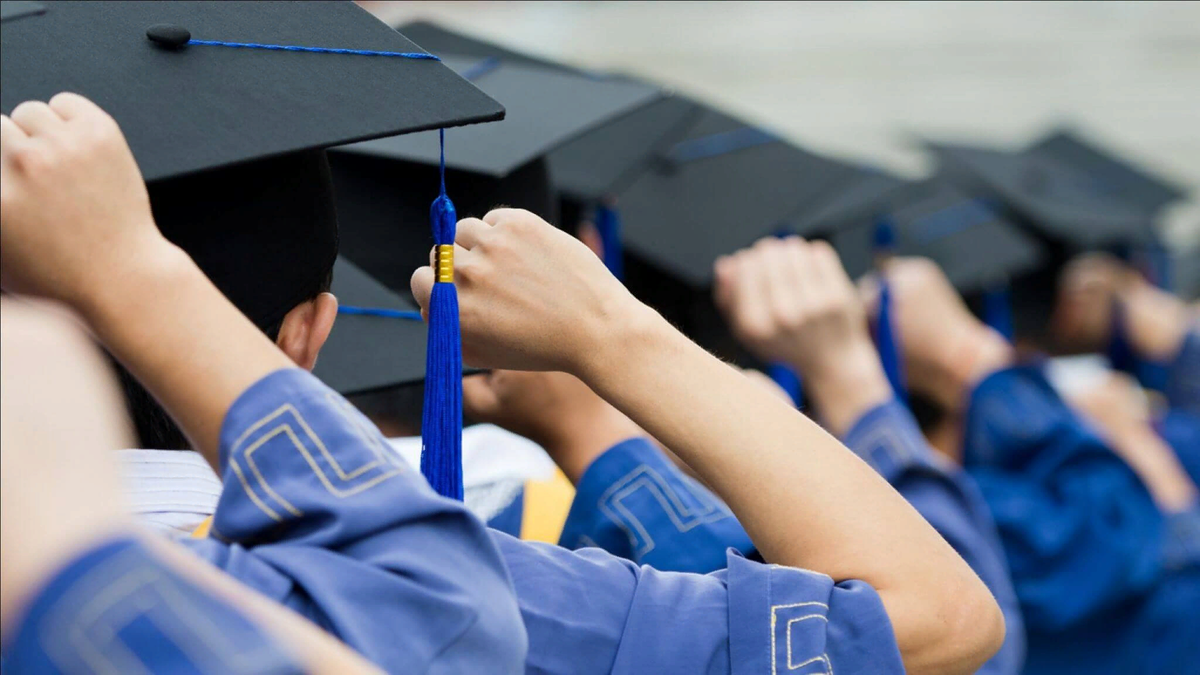 Школьники и их родители все чаще задумываются о получении среднего специального и высшего образования в странах Европы. Сейчас такие возможности есть, но перед принятием решения выехать в незнакомую страну возникает ряд вопросов.