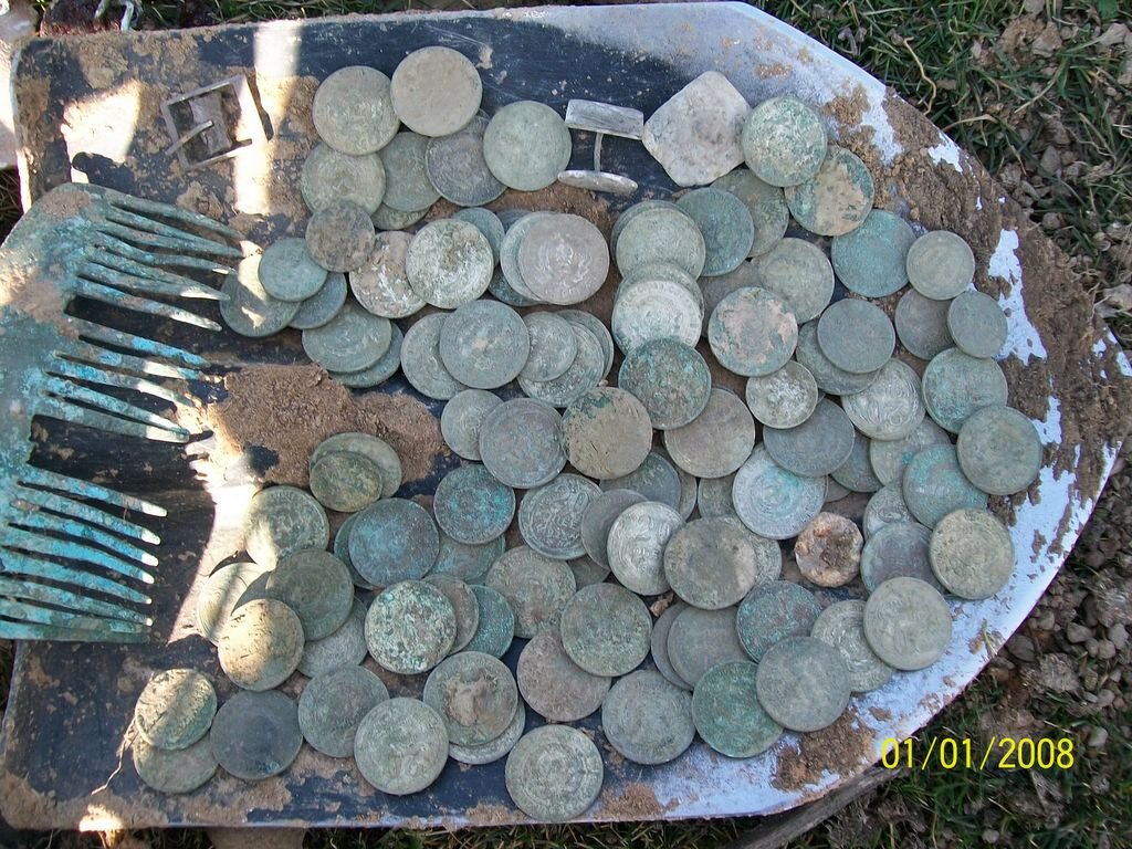 Также, как бы странно это ни звучало, весьма ценной находкой является место расположения трактирного туалета. Дело в том, что подвыпившие посетители могли запросто уронить в выгребную яму достаточно ценный предмет. От самого содержимого ямы со временем не остается ничего, а вот предметы сохраняются. Известны случаи, когда в подобных местах находили драгоценности, золото и даже дорогое оружие. Начинающие кладоискатели нередко считают, что клад не лежит на глубине нескольких метров, а закопан практически у вас под ногами. В действительности, это далеко не так. Примером может служить подвал старинного дома, который мог давным-давно обрушиться, и не оставить после себя ни следа. Именно в подобных местах обычно закапывали свои сбережения хозяева трактиров и постоялых дворов. Также не следует пренебрегать самими домами, вернее, тем, что от них осталось – их останки могут содержать весьма любопытные экземпляры.

Как же выглядит клад? Неужели это действительно горшок с монетами, зарытый в поле? В принципе, иногда бывает и так. Однако, порой клад разносит на достаточно обширные площади, и его поиски усложняются. Это может произойти в том случае, если при обработке земли плуг попадал на место, где был закопан клад. Тогда драгоценности разносились им по всей территории поля. Признаком таких кладов являются, как правило, деньги, датируемые одним периодом.
Также не стоит думать, будто кладов очень мало, и найти их практически нереально. В войну люди пытались уберечь нажитое, закапывая его в земле в надежде на то, что потом им удастся воспользоваться сохраненным имуществом. Подтверждением этих слов может быть статистика, которая гласит, что количество кладов, относящихся к периоду второй мировой войны, превышает все остальные показатели в несколько раз.        