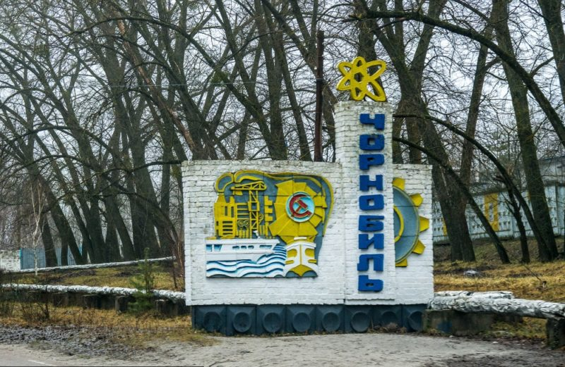                                                                    Стела Чернобыль.
Когда авария на Чернобыльской АЭС в 1986 году оборвала жизнь во многих населенных пунктах, жителям Чернобыля также пришлось покинуть свой город. Ведь хотя этот город и расположен несколькими километрами дальше от станции, чем Припять, он, так или иначе, входит в 30-километровую зону отчуждения. Чернобыль сегодня для многих людей, некомпетентных в вопросе аварии на ЧАЭС, — то же, что и Припять. Однако если в Припяти жизнь остановилась на многие тысячелетия, то в Чернобыле ситуация намного лучше. 
