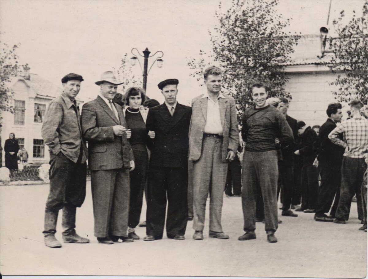 После эстафеты. Слева направо: Г. Адам, Г.П. Держакович, Ф. Самяткина, Б.А. Матвеев, И.Е. Журавель, Смирнов (?). Август 1959 г.