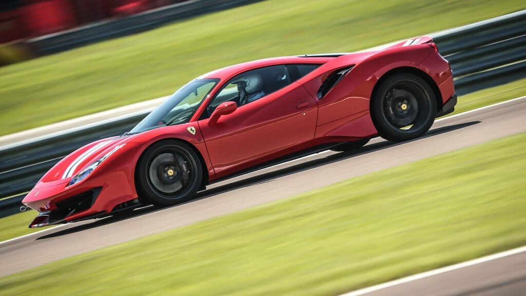 Ferrari 488 Pista. Фото: carmagazine