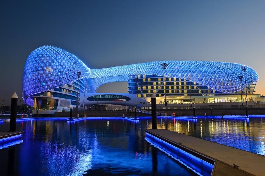 Заказчик:     Отель Yas Viceroy Abu Dhabi,  ОАЭ.   Здание расположено  наполовину на суше, наполовину на воде, имеет уникальный дизайн. 