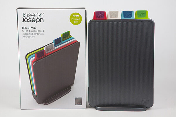 Доски самого маленького размера Mini - это идеальный выход для маленькой кухни. 4 доски в компактном и стильном корпусе который расположен вертикально. Размер досок составляет 20 на 15 см. Да, конечно, большую форель здесь не разделать, да и при нарезке большого количества овощей, наверное возникнут проблемы, но таковы реалии маленькой кухни. Если выбирать не приходится, то набор досок Joseph Joseph Index Mini - это действительно умное решение для Вашей кухни. Высота корпуса - 21 см, ширина 15, а толщина 7 см. Такие наборы разделочных досок представлены в 2 расцветках корпуса - silver (серебристый) и graphite (темно-серый). Доски имеют прорезиненные ножки с обеих сторон и надежно фиксируются на столешнице. Края немного возвышены, что бы излишки жидкости не растекались по рабочей поверхности. Ах, да, самое важное. Разделочные доски Joseph Joseph Mini самые бюджетные в серии Index. Поэтому, если Вы хотите немного сэкономить и при этом у Вас не очень большая кухня, то это - Ваш выбор!