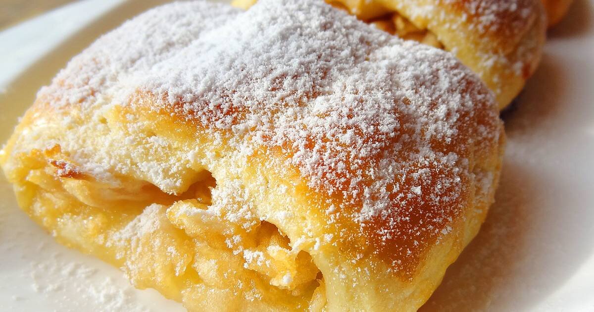 Рулетики с яблоками. Выпечка. вкусная выпечка. выпечка с яблоками. выпечка с творогом и яблоками.