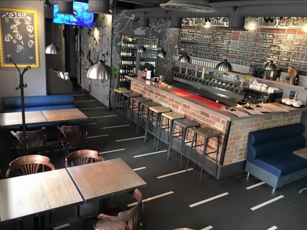 3 этажа, на каждом 20 кранов и холодильники с пивом, как тебе такое Илон Маск? 