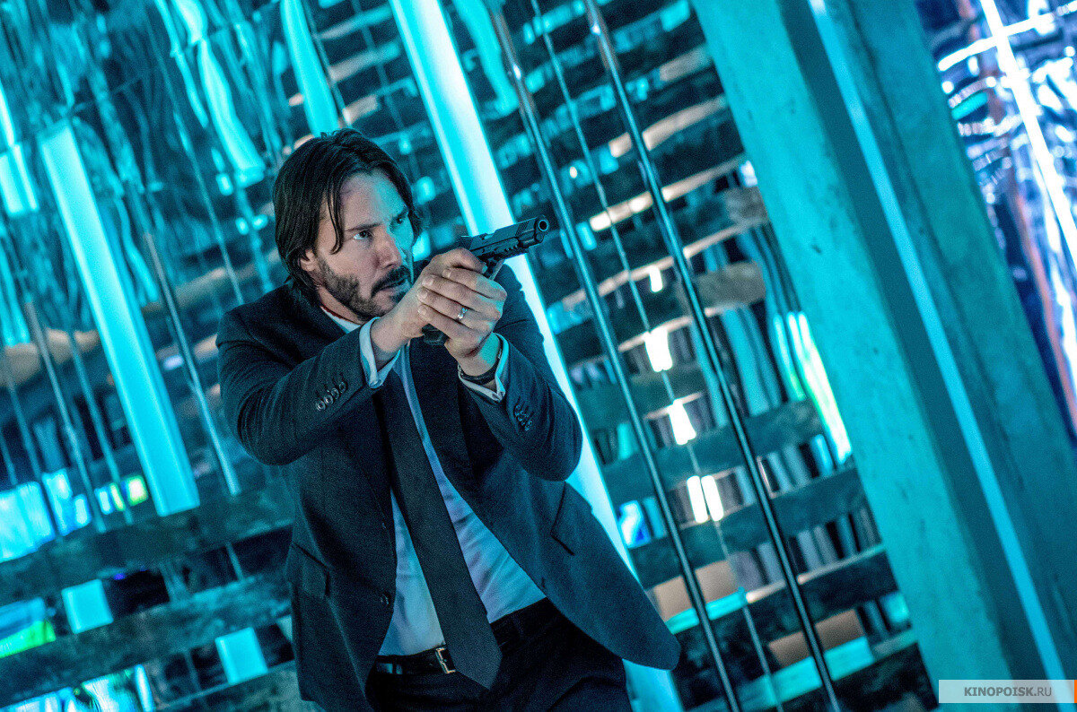 Синопсис балует зрителя слишком уж заманчивым описанием сюжета второй части. Мол Джон отправляется в Рим для схватки с самым могущественным киллером. На самом деле синопсис должен описывать следующее:" После событий предыдущего фильма казалось бы Джон может продолжить вести свою тихую затворническую жизнь, но прошлое буквально стучится в дверь и напоминает о старом долге, который Уик должен оплатить. Теперь на его пути к свободе последний заказ. Последняя работа для легендарного киллера — Что может пойти не так?» Ну как-то так. Хоть честнее будет.