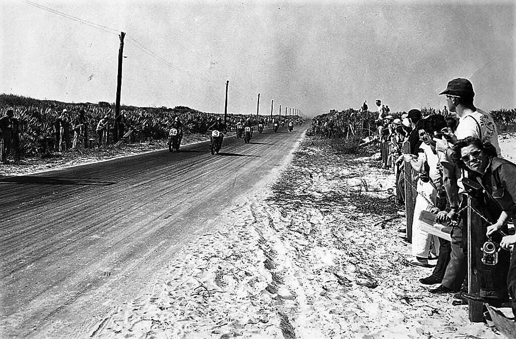 гонщики во время DAYTONA 200 на трассе Дейтона-Бич-Роуд