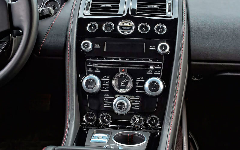 Кнопочное управление автоматом — редкость на легковых машинах. На фото — Aston Martin Rapide с кнопками выбора режимов под центральными дефлекторами вентиляции.