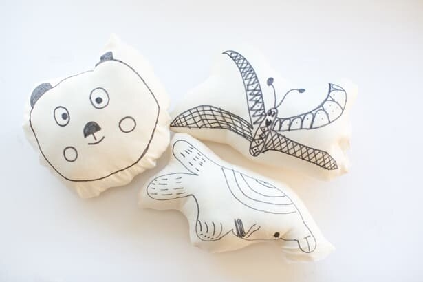 Мастер-класс: www.hellowonderful.co/post/DIY-KID----S-ART-ON-A-PILLOW--EASY-SEWING--PROJECT-FOR-KIDS/ 