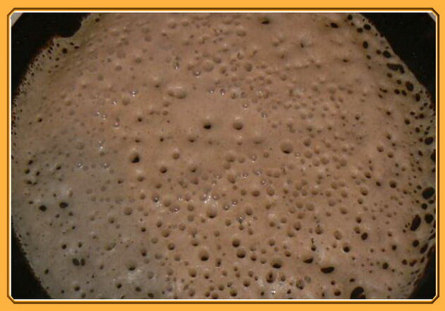 выпекаем блин с одной стороны, он быстро обжариваются до золотисто-коричневого цвета.