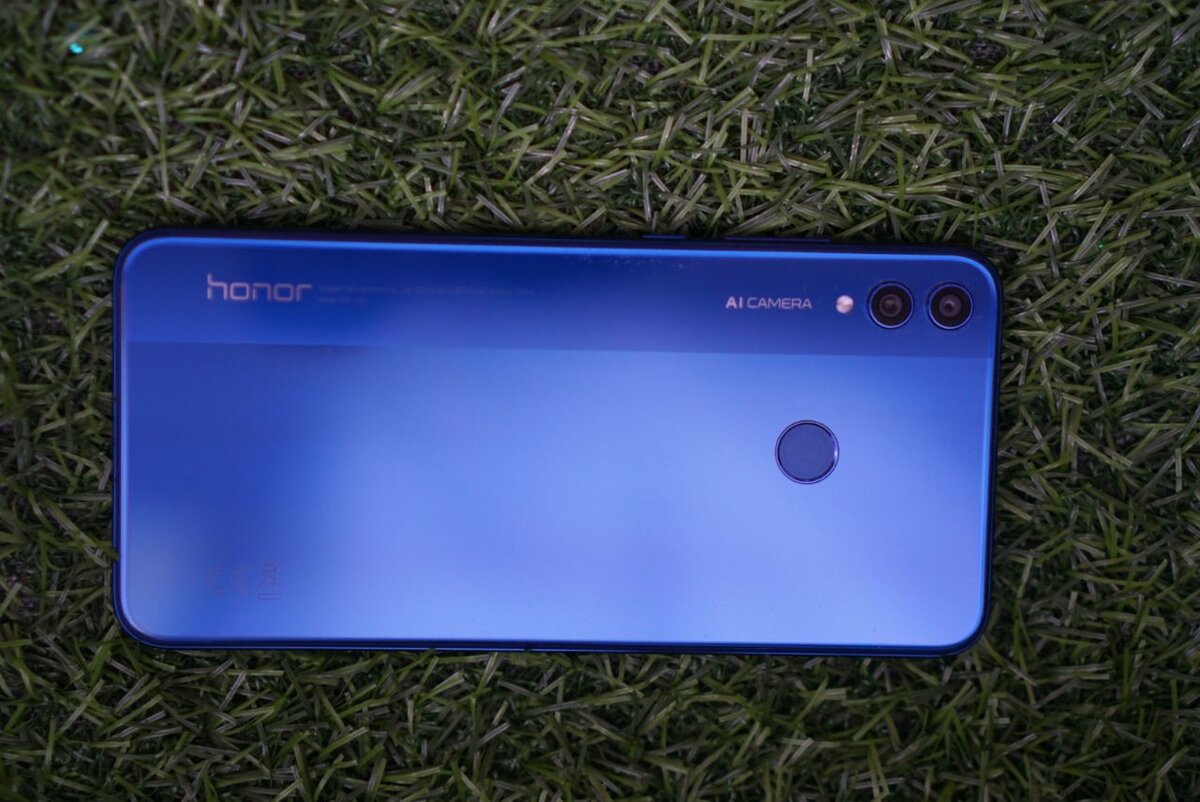 На задней панели две камеры, как это сейчас модно 