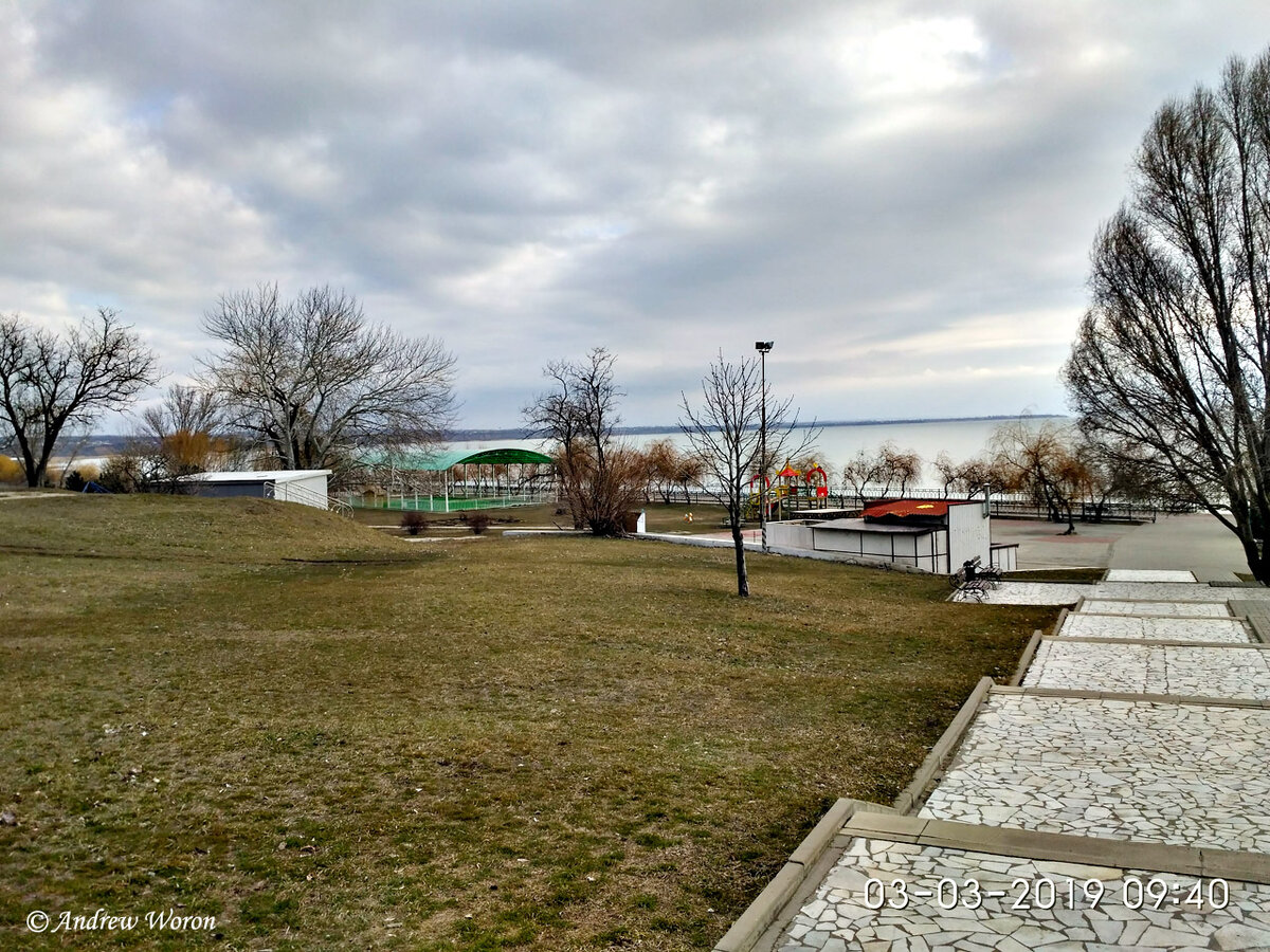 Полянка перед набережной