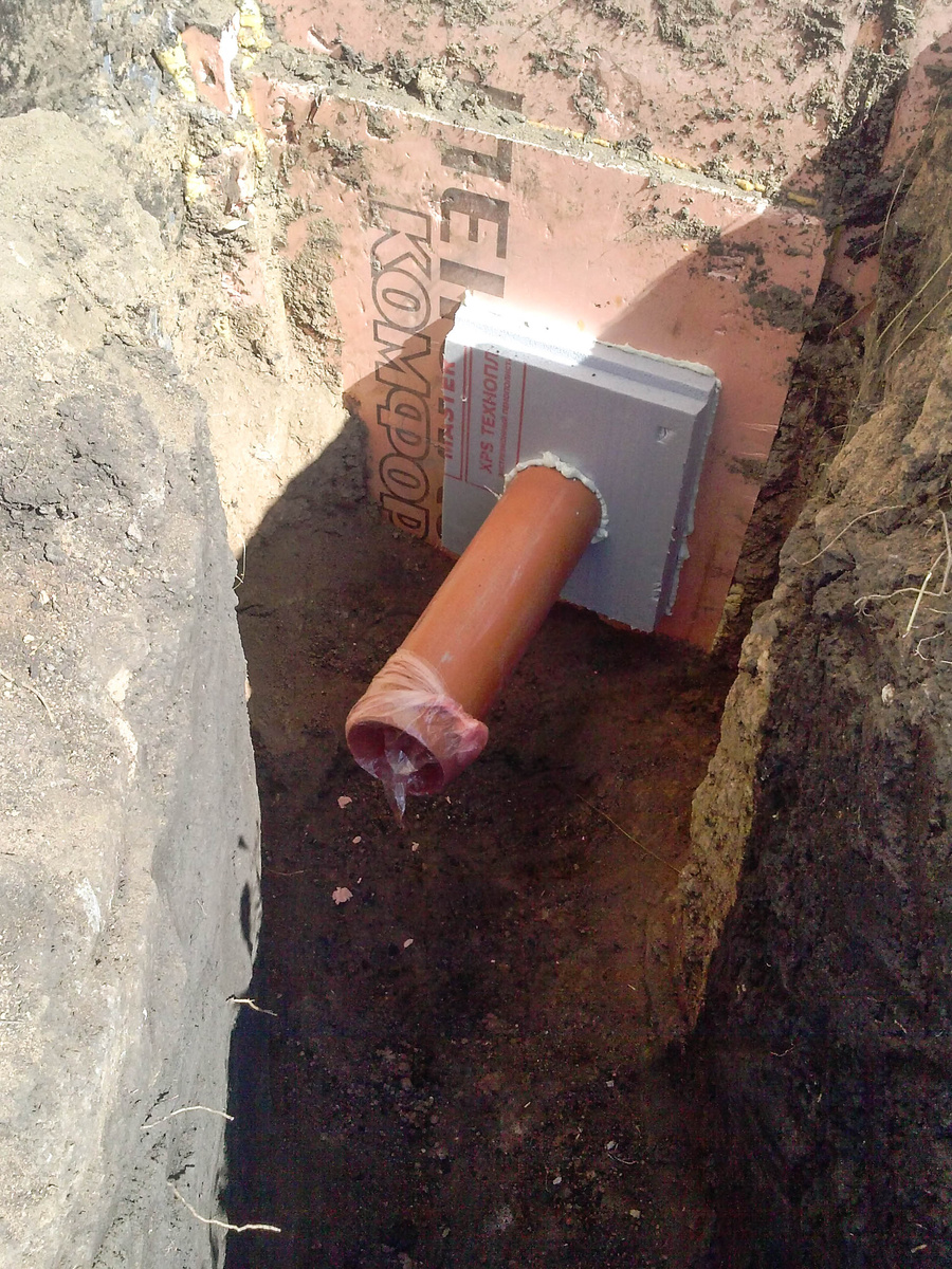 Вывод канализационной трубы из дома