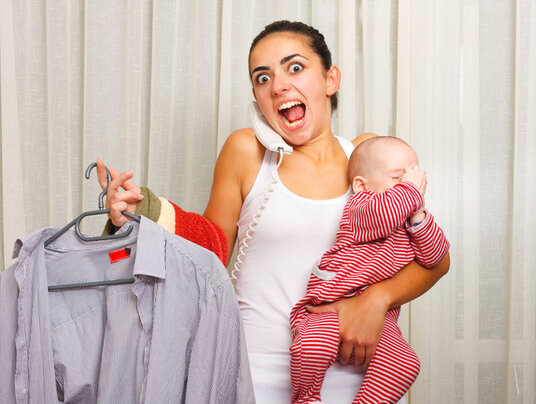 Даже опытных путешественников перед самым отъездом часто застают врасплох загадочные происшествия: пропавшие документы, перепутанное время, не вызванное по забывчивости такси, или внезапная болезнь ребенка. Еще несколько часов назад документы были собраны, малыш – здоров, а вы были уверены, что такси заказано, но… паспорт куда-то исчез, у малыша болит живот и поднялась температура, а ваш спутник уверяет, что вызвать такси должны были вы! 
Самое удивительное, что чаще всего к утру паспорт находится, а малыш поправляется (иногда, увы, через несколько часов после того, как самолет улетел без вас) совершенно чудесным образом, добавив вам седых волос.

Почему же такое происходит и как избежать этих странных неприятностей?

Человек – очень сложно устроенное существо. В каждый момент мы можем одновременно переживать много эмоций, а наш мозг в фоновом режиме обдумывает несколько задач. При этом мы сами не всегда знаем обо всем, что с нами происходит. Большая часть работы мозга проходит для нас незаметно, оставаясь в подсознании. И иногда наши сознательные решения могут вступать в конфликт с сильными чувствами и желаниями, которые остаются за гранью явного.   

Часто к нашему горячему стремлению поехать в отпуск примешиваются разные переживания, которые мы старательно гоним от себя: страх полета, катастрофы, страх опоздать на самолет, страх потеряться на пересадке, страх перед сменой обстановки, страх, что ребенок заболеет вдали от дома, тревога за проекты, доверенные коллегам на время отпуска, злость на спутника, который настоял на своем варианте маршрута, чувство вины перед родственниками, которые остаются, беспокойство за порученных чужим заботам животных…

Чем меньше мы хотим обо всем этом думать, тем глубже в подсознании оказываются наши переживания и наше сопротивление поездке. Но там они не теряют своей побудительной силы, а просто начинают действовать без нашего сознательного контроля. Именно они ответственны за секундное отключение нашего внимания, достаточное для того, чтобы сунуть паспорт или билеты в место, совсем для них не предназначенное, за нашу уверенность в неправильном времени отъезда, за забывчивость при заказе такси…

В поле родительских эмоций, как правило, находятся и дети. Неосознаваемые тревога и беспокойство перед путешествием передаются и им, но поскольку у них, как правило, нет возможности как-то действовать – потерять паспорт и билеты или забыть вызвать такси, то они реагируют собственным телом – желудочно-кишечным трактом, снижением иммунитета, травмоопасным поведением. Отсюда – лихорадка, вирусные заболевания, расстройства ЖКТ, травмы.

Как же быть? Как избежать неприятных сюрпризов?

Самый главный принцип борьбы с ними – делать скрытое явным. Не гоните от себя негативные мысли и страхи, признавайте противоречивые эмоции, обдумывайте и обсуждайте их с близкими и друзьями. Составляйте план действий на случай, если что-то пойдет не так. Расспросите детей об их ожиданиях от поездки и внимательно выслушайте, не споря с их тревогами, вместе подумайте, как можно было бы облегчить сложные моменты. Полезно вместе со всеми участниками несколько раз в деталях проговорить план путешествия, нарисовать или проиграть на игрушках, как это будет. Выпуская наши эмоции в сознание, мы подчиняем их нашему контролю, а обсуждая их, рисуя и проигрывая – снижаем внутреннее напряжение и тревогу.

 