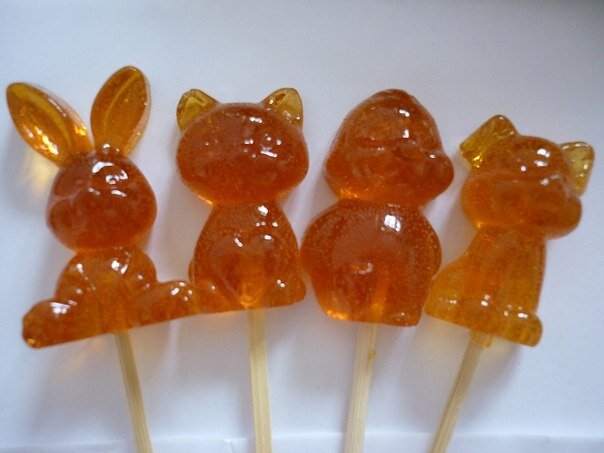  Ах, как же иногда хочется, побаловать себя  во время поста.Наверное, каждый помнит конфету петушок из детства , ведь её незабываемый вкус остался в наших воспоминаниях на века.Вспоминая рецепты нашего детства первое, что всплывает в памяти – петушок на палочке. Эта ,сладкая радость, знакома большинству детей, чьи детские годы прошли при Советском Союзе.