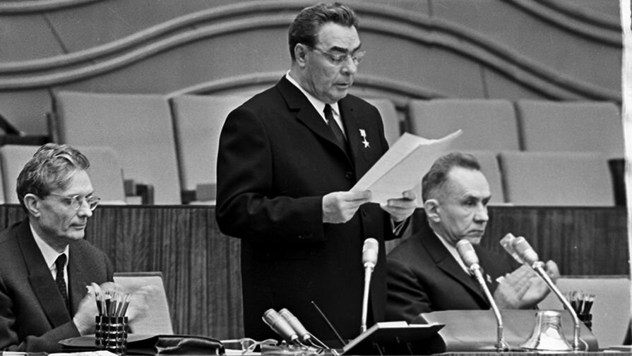 Генеральный секретарь ЦК КПСС Леонид Ильич Брежнев (в центре), член Политбюро ЦК КПСС Михаил Андреевич Суслов (слева), председатель Совета Министров СССР Алексей Николаевич Косыгин в президиуме XXIII съезда КПСС.