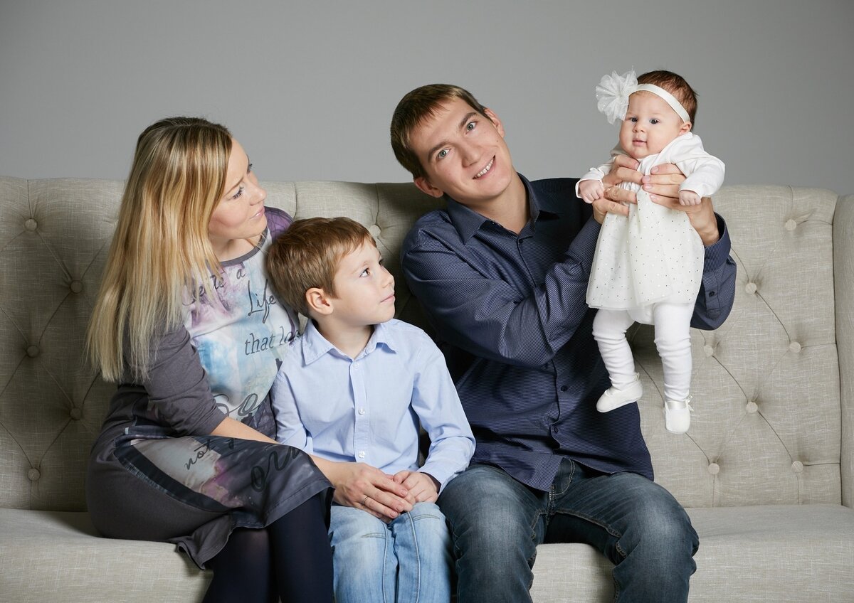 Семья - это непросто потому что по наследству к нам переходят родительские психологические установки. Какие установки мешают тебе быть счастливым? Ты пытался разобраться в этом?