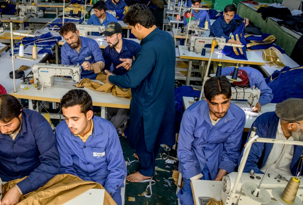 Поддержка жертв афганской войны. Матюлла проходит обучение на швейной фабрике.