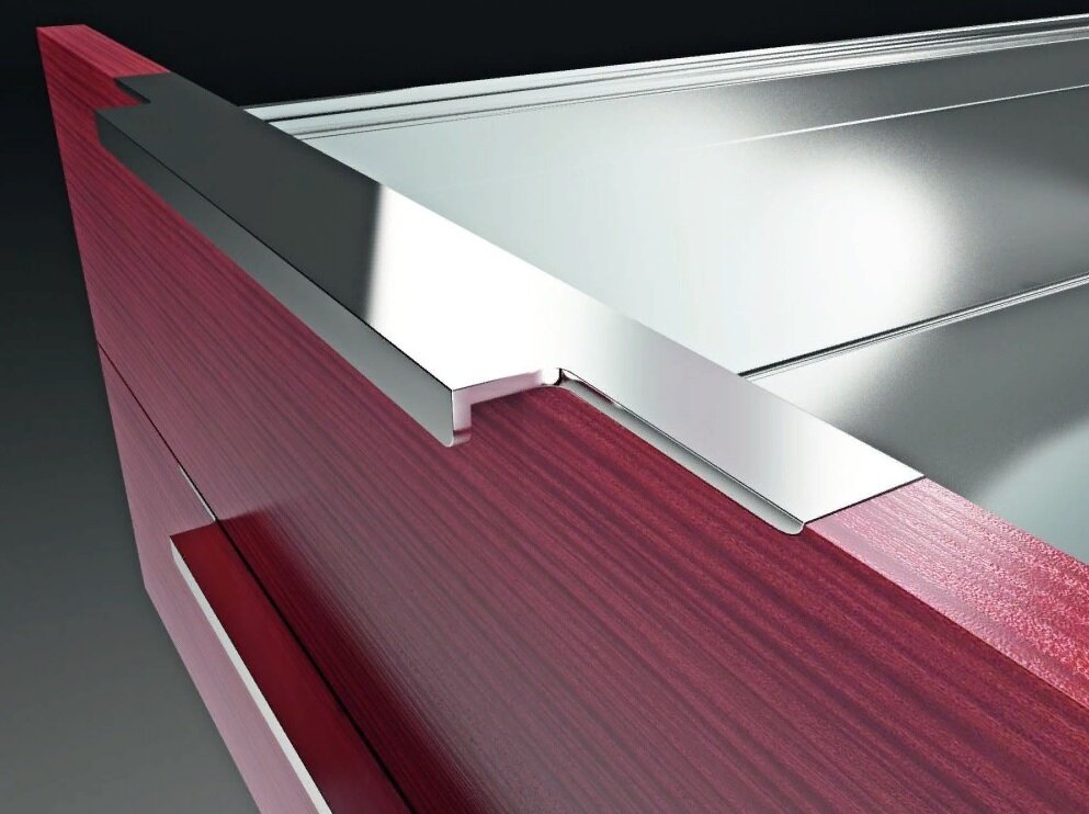 Врезная ручка цвета алюминия прекрасно подходит к гарнитурам в стиле хай-тек, лофт.