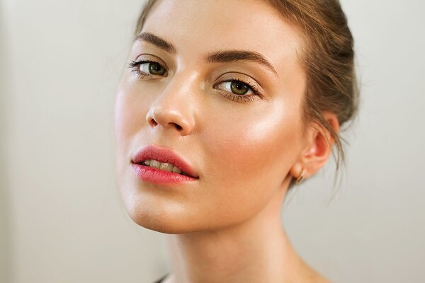 Нанесение хайлайтера на скулы