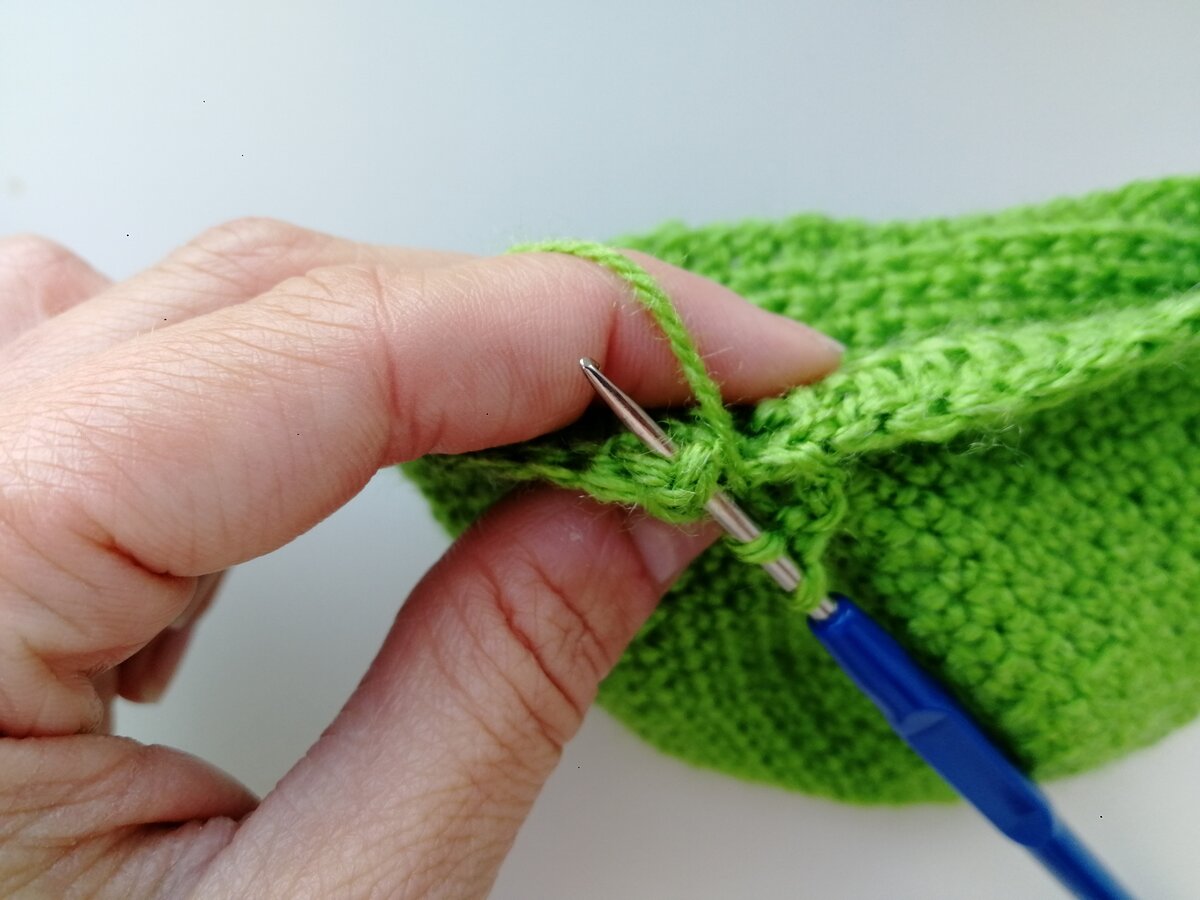 рельефный столбик сзади крючком. изнаночные столбики крючком. как вязать изнаночные петли крючком. уроки тунисского вязания крючком для начинающих. лицевой и изнаночный ряд крючком.