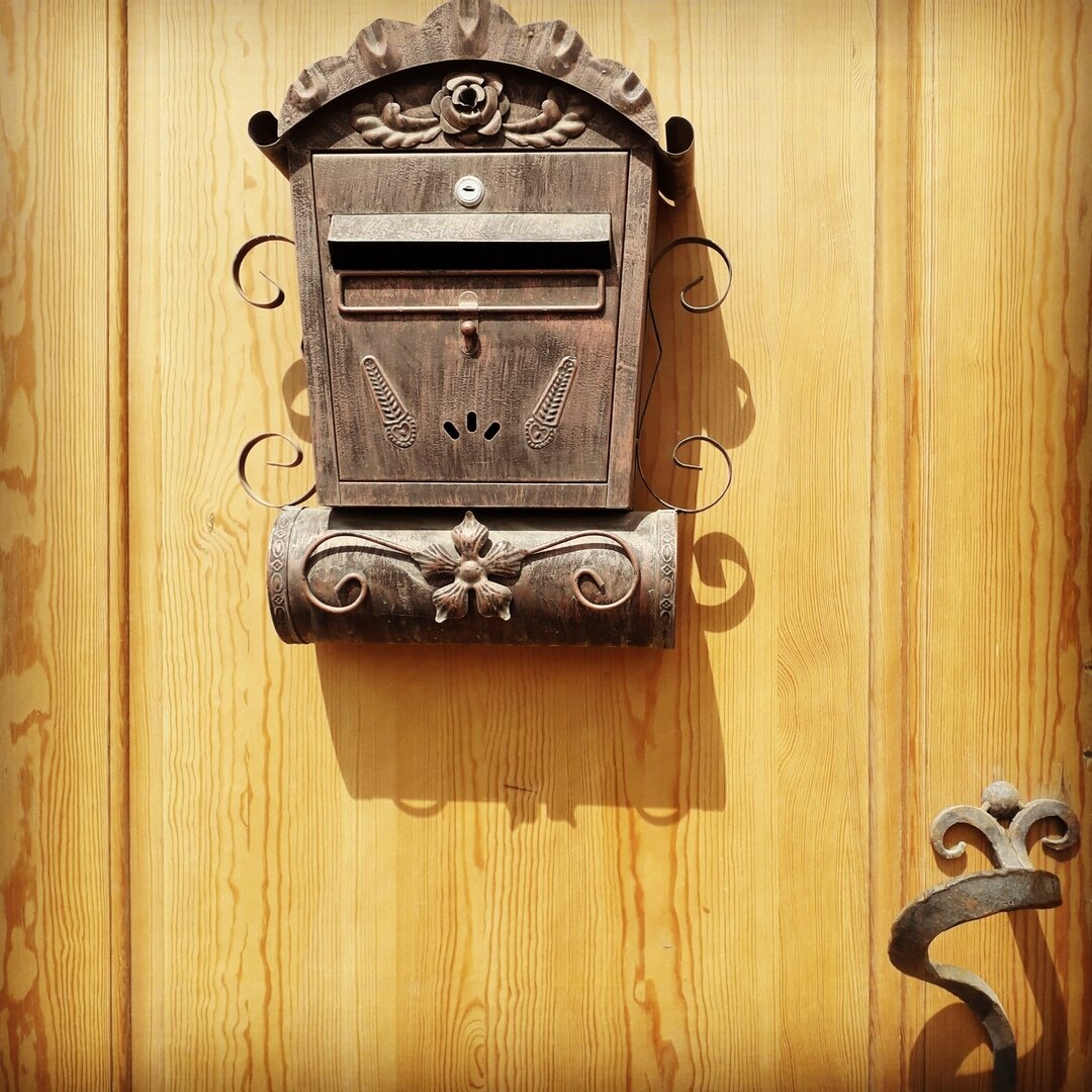 Почтовый ящик на дверях дома