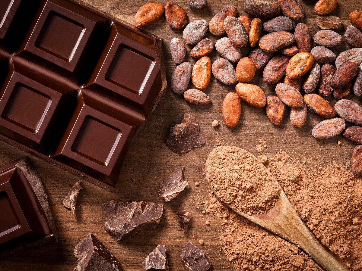 Сделать губы мягкими и привлекательными поможет бальзам на основе какао-масла. Стеариновая кислота, содержащаяся в составе какао, придает коже шелковистость.