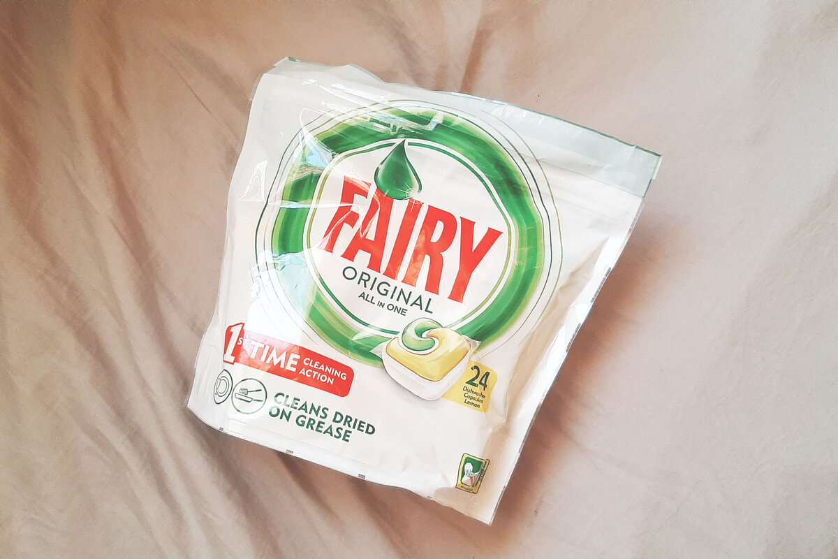 Таблетки Fairy для мытья посуды.