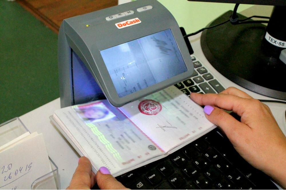 Аппарат для проверки документов и купюр на подлинность.