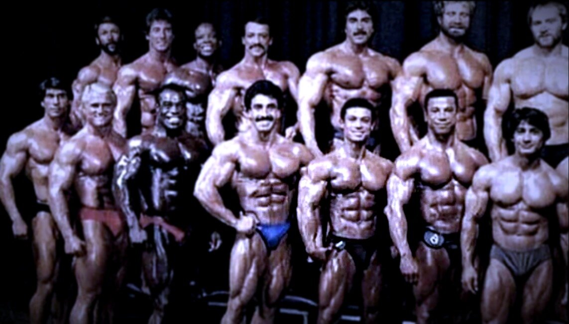 Бодибилдеры сша. Спортивные люди. Толпа спортсменов. Фил хит мистер олимпия 2015. Толпа качков.