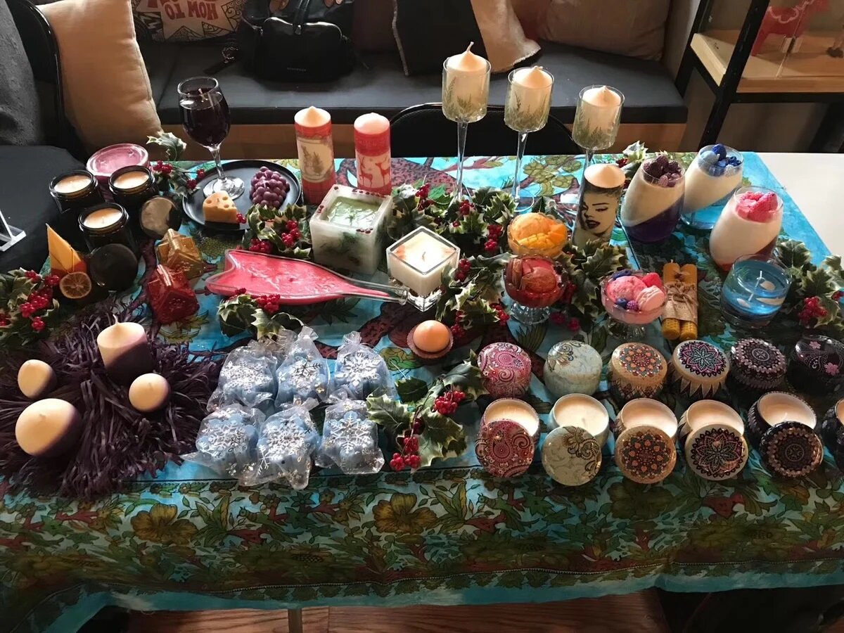 Мой стенд со свечами на ярмарке.