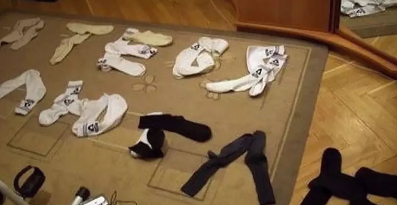 Грязные носки на полу. Носки разбросанные по квартире. Разбросанные носки. Носки разбросанные по квартире. Грязные женские носочки на полу.