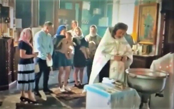 Скриншот с видеозаписи крещения.