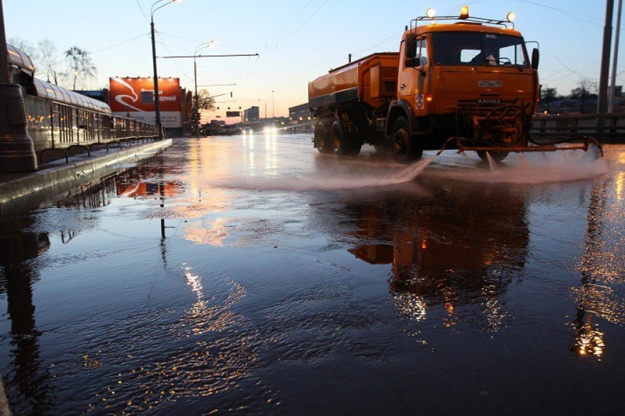 Полив дорог во время дождя в Москве. Фото: m24.ru 