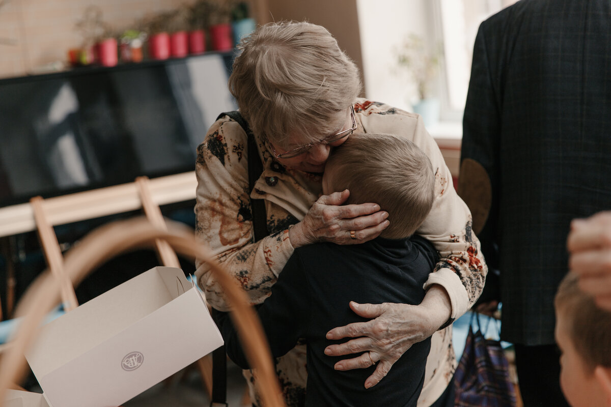 Довольный актер с довольной бабушкой. Спектакль "Гимн. Побег из средневековья" для детей 7-9 лет по произведению Айн Рэнд. Театральная студия Джем. Режиссер: Мария Подковырова. 6 апреля, 2019 года. Москва.