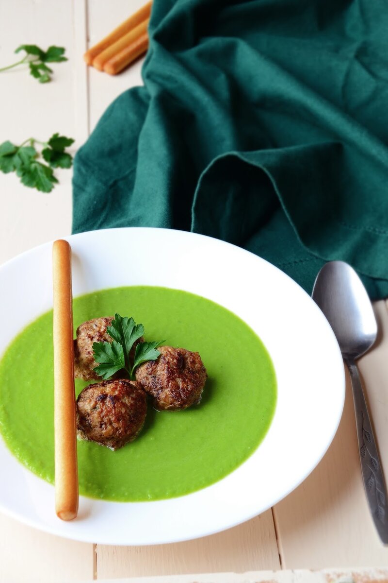 Суп-пюре с тефтелями и гриззини