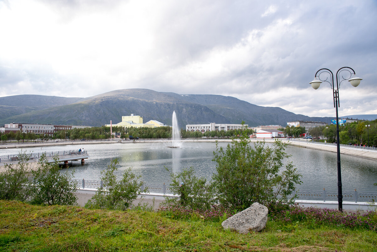 Вид на озеро в центре города Кировск