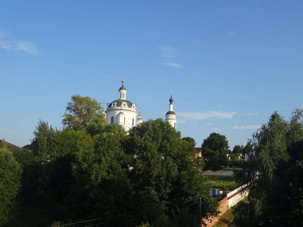 Вид с городища на Никольский Черноостровский монастырь. Основан в XIV веке князьями Оболенскими, отстроен уже в начале XIX века. Главная достопримечательность города. Фото: Владимир Сергеев