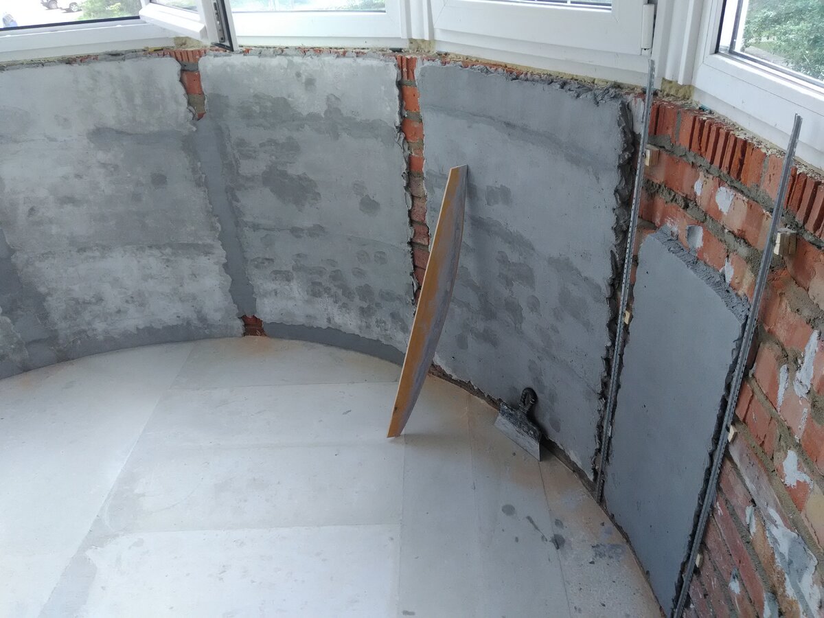 Штукатурим парапет круглого эркерного балкона. 