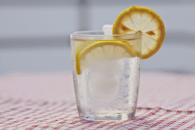 Вода со льдом и лимоном