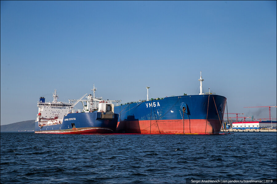 Почему если у танкера пробить борт или дно, из него не вытекает нефть: гениально хитрое решение