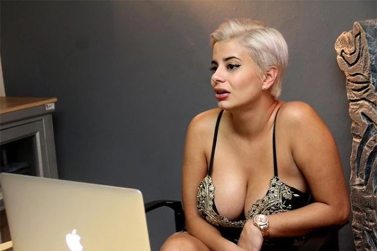 Амаранта Хэнк (настоящее имя — Алехандра Омана Руиз), ректор порно-университета