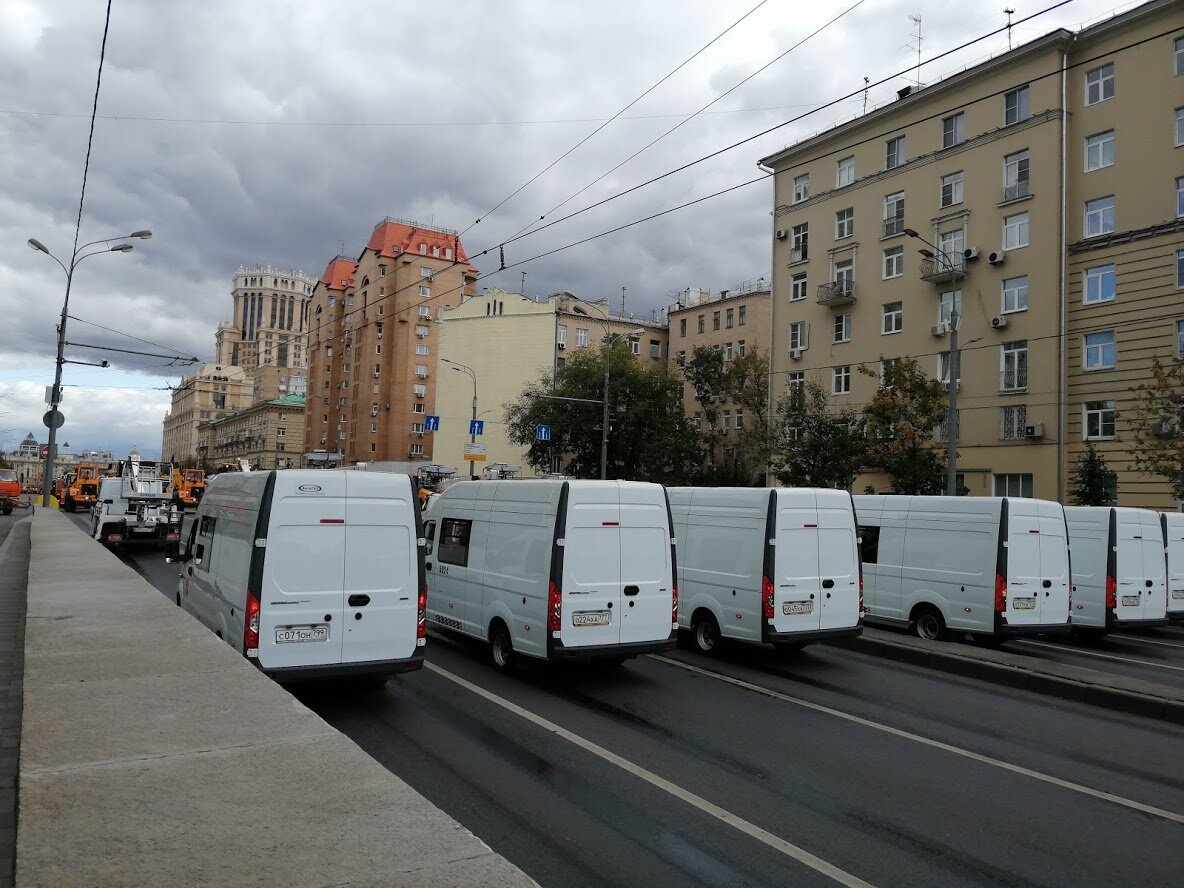 Парад мусоровозов в центре Москвы. Русские идут?