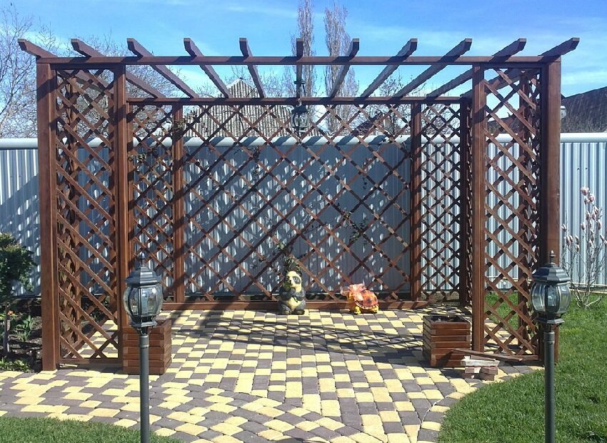 Основные преимущества деревянных решеток в огороде