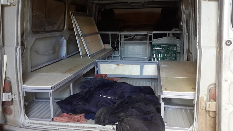 Два щита, которые закрывают среднюю часть проема придется где то хранить.