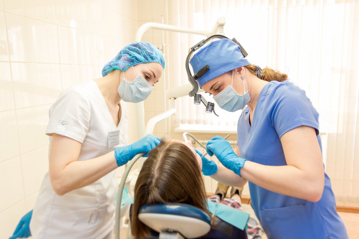 Стоматология «Виодент». Стоматолог работает с ассистентом