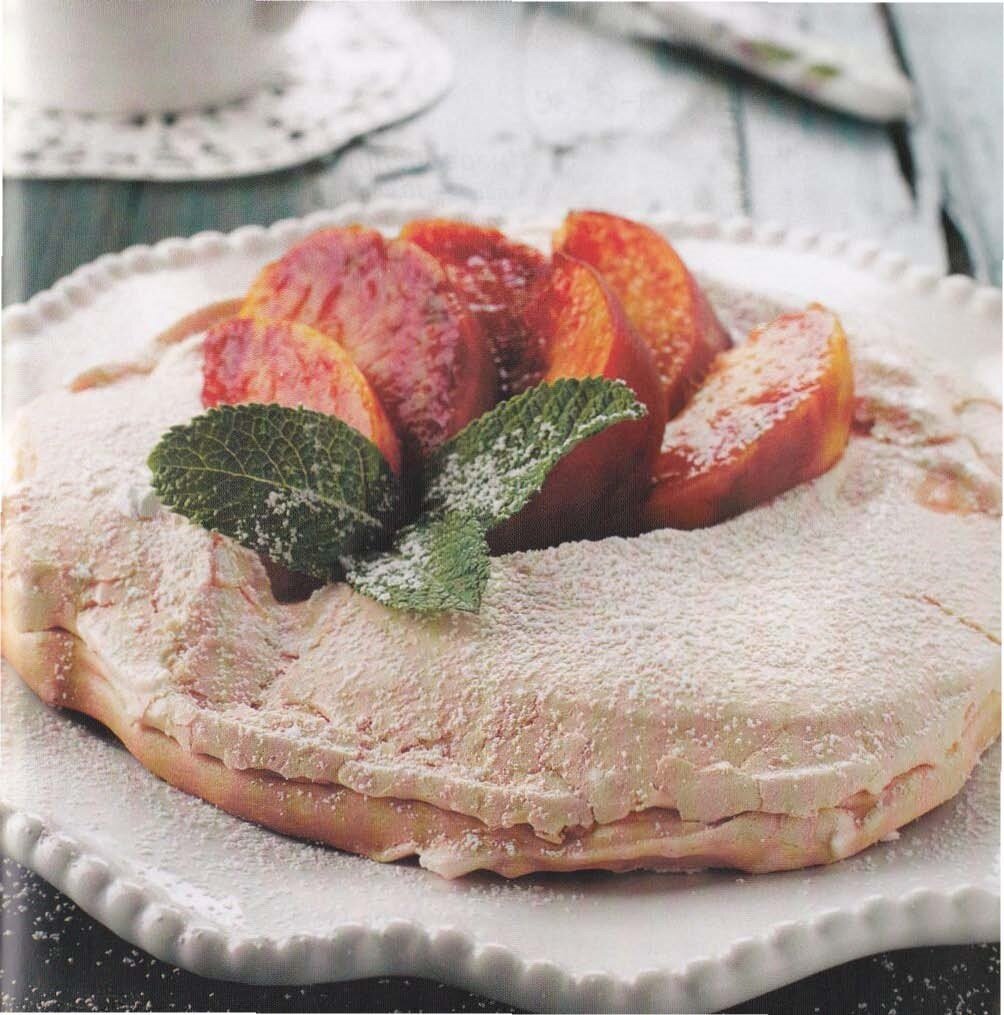 Ингредиенты: •
 мак - 2 стак.;
• яйца - 6 шm.;
• коньяк - 100 мл;
• сахар - 250 г;
• молотbые сухари - 50 г.
Для прuсыпкu
• очищенные грецкие орехи -100 г;
• ванильный сахар -
1 ч. ложки;
• сливочное масло -1 ст. ложки.
Для творожного крема: 
• творожная масса -300 г;
• сливки 33 % -
4 ст. ложки.
Для ванильного крема:
• слuвки ЗЗ % - 300 мл;
• ванильный сахар -1 ч. ложки.
Для украшения:
• нектарин - 2 шm .;
• горький шоколад - 30 г.
Приготовление
Мак и грецкие орехи измельчить блендером. Отделить белки от желтков. Желтки с сахаром взбить, перемешать с маком, орехами и сухарями. Белки взбить с ванильным
сахаром в густую пену. Аккуратно добавить к маковой массе.
Разогреть духовку до 200 ос. Две одинаковые формы смазать маслом, присыпать
сухарями. Равномерно разложить тесто, разровнять поверхность . Выпекать в духовке
25~ 30 мин. Дать остыть.
Творожную массу протереть через сито, добавить сливки и пере мешать. Приготовить
ванильный крем. Сливки взбить с сахарной пудрой и ванильным сахаром в
пышную пену.
Коржи пропитать коньяком, промазать один творожным кремом, второй ~ ванильным,
положить один на другой. Поместить торт в холодильник на 3~4 часа.
Шоколад натереть на терке. Нектарин нарезать на тонкие ломтики.
Украсить торт.